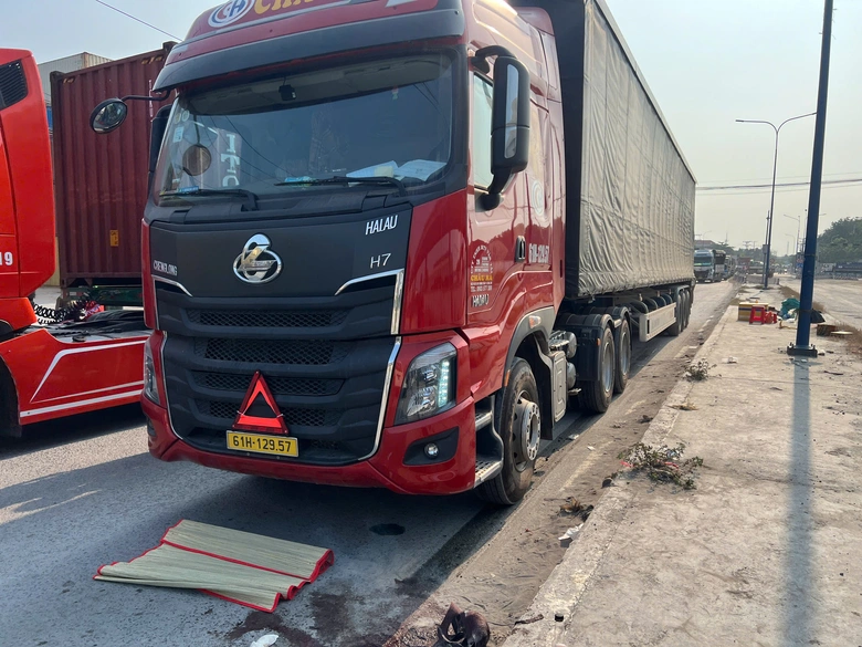 TP.HCM: Người phụ nữ b&aacute;n v&eacute; số bị xe tải t&ocirc;ng tử vong- Ảnh 1.