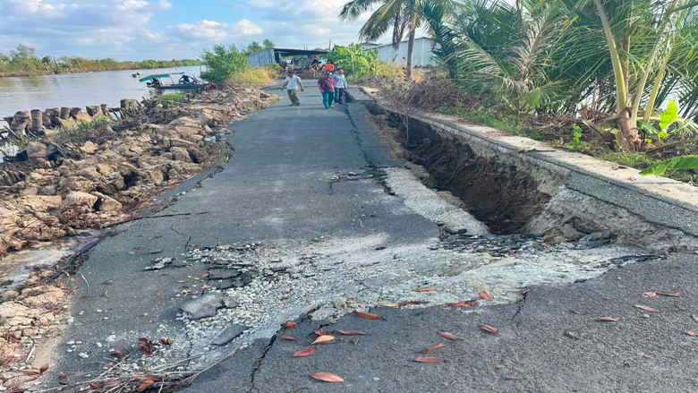 C&agrave; Mau: Sụt l&uacute;n mặt đường nghi&ecirc;m trọng trong đ&ecirc;m g&acirc;y chia cắt giao th&ocirc;ng - Ảnh 1.