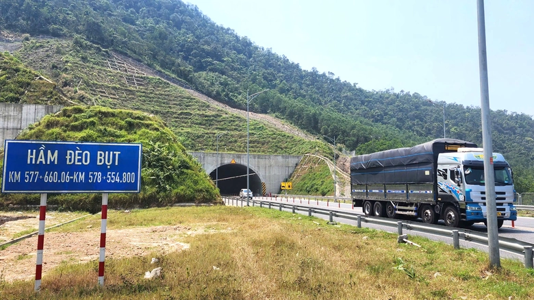 Hà Tĩnh: Gấp rút thi công ống hầm thứ hai tại Đèo Bụt- Ảnh 1. Hà Tĩnh: Gấp rút thi công ống hầm thứ hai tại Đèo Bụt- Ảnh 1.