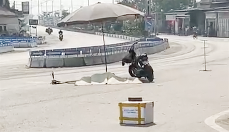 Nghệ An: Xe tang lễ va chạm xe m&aacute;y điện, một phụ nữ tử vong thương t&acirc;m- Ảnh 1.