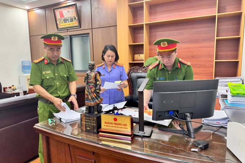 Phú Thọ: Bắt Phó chủ tịch phường Phúc Yên trong vụ án “xã hội đen” núp bóng doanh nghiệp- Ảnh 2. Phú Thọ: Bắt Phó chủ tịch phường Phúc Yên trong vụ án “xã hội đen” núp bóng doanh nghiệp- Ảnh 2.