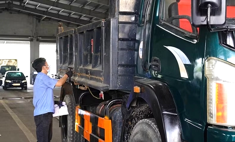 Số hóa đăng kiểm: Người dân đỡ vất vả, phương tiện phải đạt chuẩn cao hơn- Ảnh 1. Số hóa đăng kiểm: Người dân đỡ vất vả, phương tiện phải đạt chuẩn cao hơn- Ảnh 1.