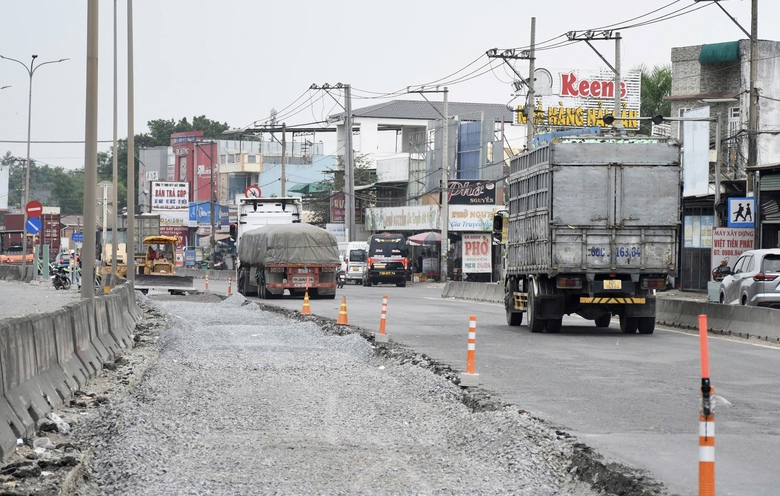 Đồng Nai đẩy nhanh tiến độ cải tạo quốc lộ 51, khắc phục hư hỏng nghiêm trọng- Ảnh 6. Đồng Nai đẩy nhanh tiến độ cải tạo quốc lộ 51, khắc phục hư hỏng nghiêm trọng- Ảnh 6.