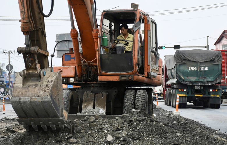 Đồng Nai đẩy nhanh tiến độ cải tạo quốc lộ 51, khắc phục hư hỏng nghiêm trọng- Ảnh 5. Đồng Nai đẩy nhanh tiến độ cải tạo quốc lộ 51, khắc phục hư hỏng nghiêm trọng- Ảnh 5.