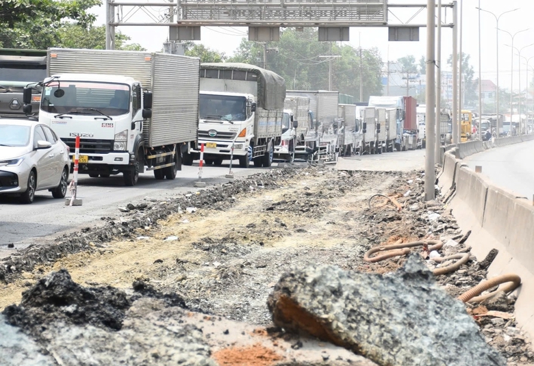 Đồng Nai đẩy nhanh tiến độ cải tạo quốc lộ 51, khắc phục hư hỏng nghiêm trọng- Ảnh 3. Đồng Nai đẩy nhanh tiến độ cải tạo quốc lộ 51, khắc phục hư hỏng nghiêm trọng- Ảnh 3.