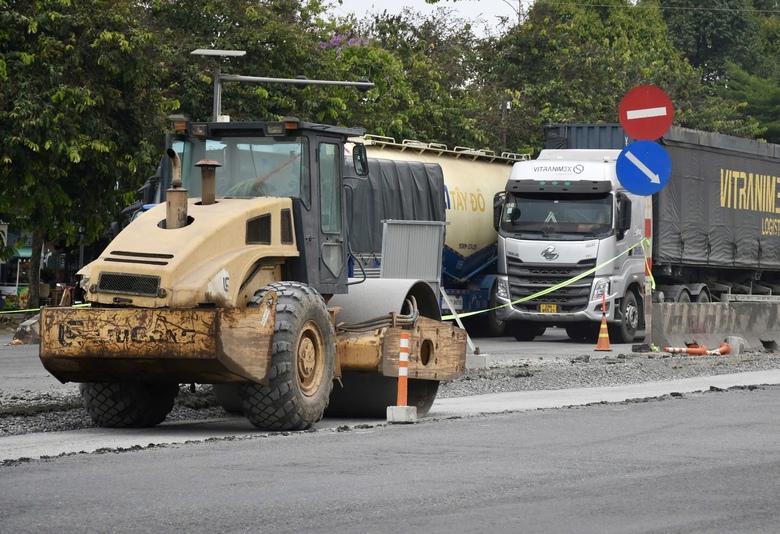 Đồng Nai đẩy nhanh tiến độ cải tạo quốc lộ 51, khắc phục hư hỏng nghiêm trọng- Ảnh 7. Đồng Nai đẩy nhanh tiến độ cải tạo quốc lộ 51, khắc phục hư hỏng nghiêm trọng- Ảnh 7.