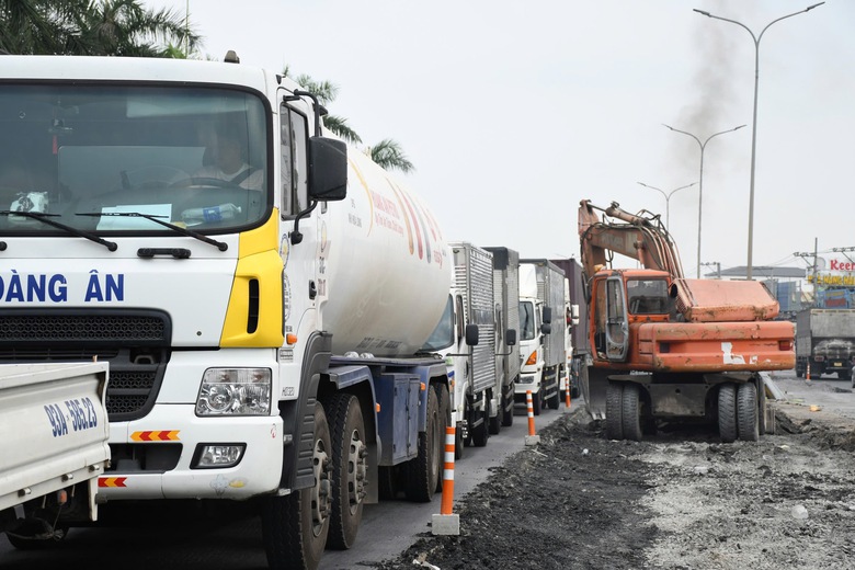 Đồng Nai đẩy nhanh tiến độ cải tạo quốc lộ 51, khắc phục hư hỏng nghiêm trọng- Ảnh 8. Đồng Nai đẩy nhanh tiến độ cải tạo quốc lộ 51, khắc phục hư hỏng nghiêm trọng- Ảnh 8.