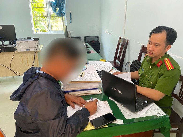 V&agrave;o trang Facebook của c&ocirc;ng an phường b&igrave;nh luận xuy&ecirc;n tạc, hai người bị phạt 15 triệu- Ảnh 1.