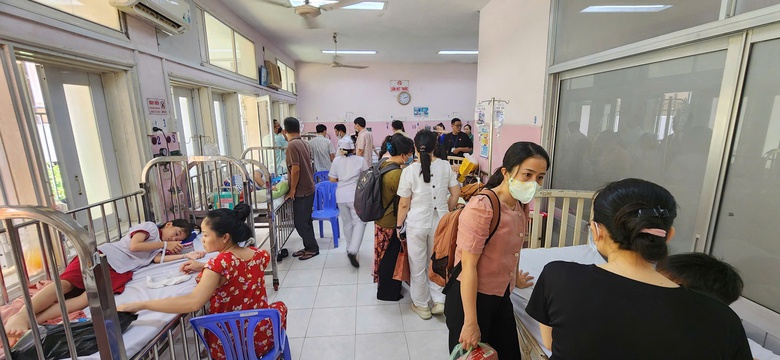 Số học sinh nghi ngộ độc ở TP.HCM nhập viện tăng, trường khử khuẩn lớp học- Ảnh 1.