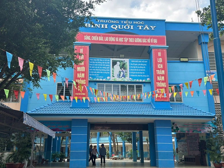 Số học sinh nghi ngộ độc ở TP.HCM nhập viện tăng, trường khử khuẩn lớp học- Ảnh 3.