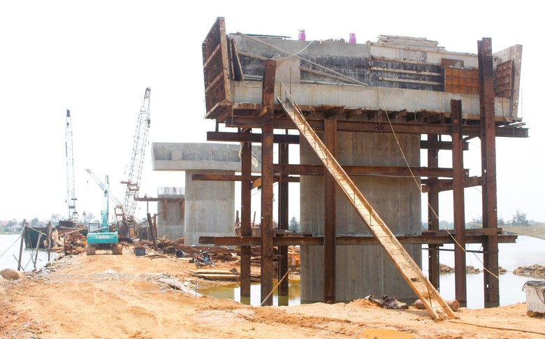 Quảng Trị tăng cường b&igrave;nh ổn gi&aacute; vật liệu, đẩy nhanh tiến độ dự &aacute;n trọng điểm- Ảnh 1.