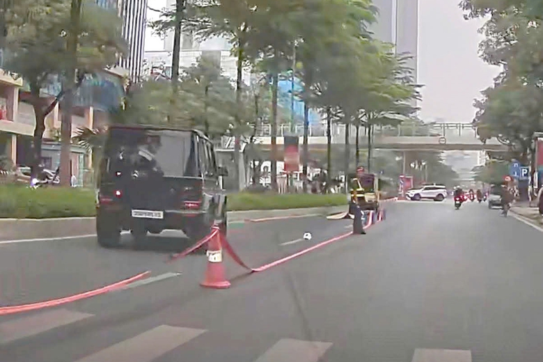 Hà Nội: Va chạm với ô tô Mercedes G63 lúc sáng sớm, cụ ông 91 tuổi tử vong- Ảnh 1. Hà Nội: Va chạm với ô tô Mercedes G63 lúc sáng sớm, cụ ông 91 tuổi tử vong- Ảnh 1.