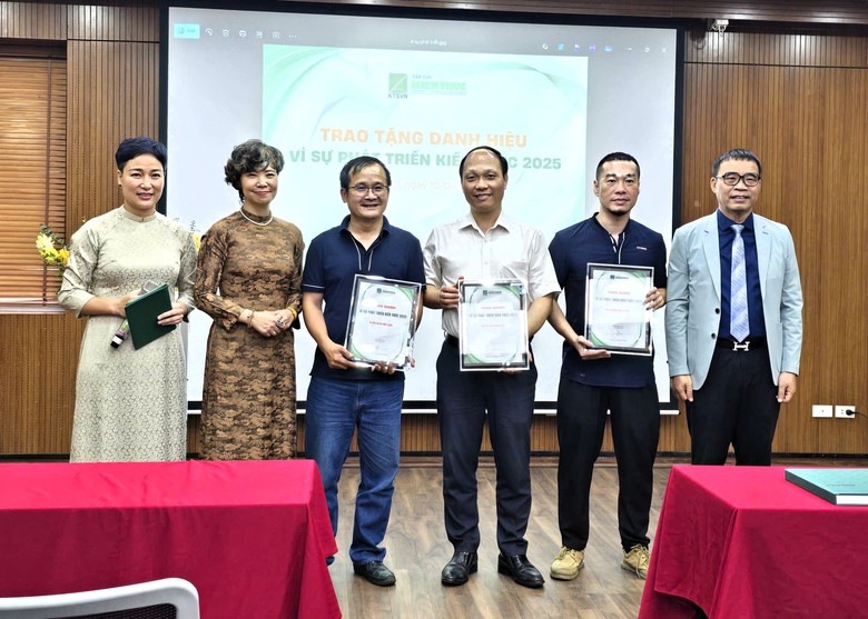 Ra mắt sách "Tuyển chọn các bài viết Tạp chí Kiến trúc 40 năm 1983-2023”- Ảnh 6. Ra mắt sách "Tuyển chọn các bài viết Tạp chí Kiến trúc 40 năm 1983-2023”- Ảnh 6.