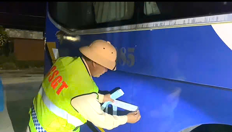 Phạt chủ xe, t&agrave;i xế hơn 93 triệu đồng do vi phạm nhiều lỗi khi l&aacute;i xe kh&aacute;ch tr&ecirc;n cao tốc- Ảnh 2.