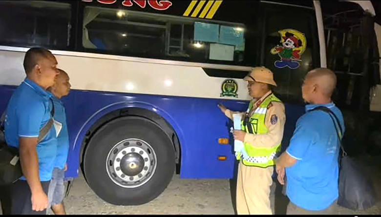 Phạt chủ xe, t&agrave;i xế hơn 93 triệu đồng do vi phạm nhiều lỗi khi l&aacute;i xe kh&aacute;ch tr&ecirc;n cao tốc- Ảnh 1.