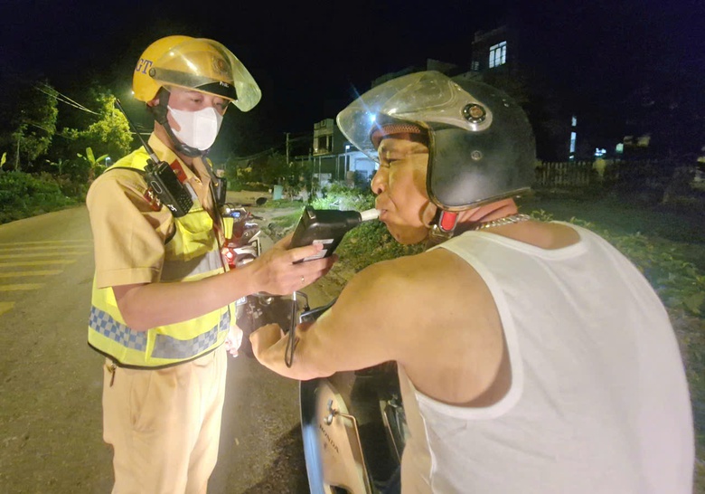 CSGT Bắc Ninh xuy&ecirc;n đ&ecirc;m tr&ecirc;n đường li&ecirc;n x&atilde;, tạo chuyển biến về an to&agrave;n giao th&ocirc;ng- Ảnh 6.
