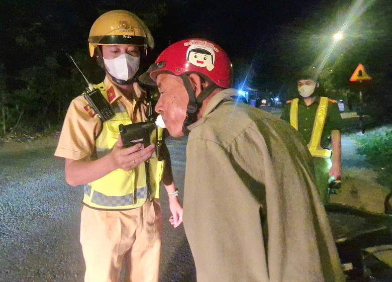 CSGT Bắc Ninh xuy&ecirc;n đ&ecirc;m tr&ecirc;n đường li&ecirc;n x&atilde;, tạo chuyển biến về an to&agrave;n giao th&ocirc;ng- Ảnh 5.