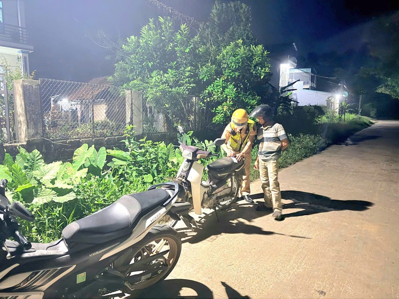 CSGT Bắc Ninh xuy&ecirc;n đ&ecirc;m tr&ecirc;n đường li&ecirc;n x&atilde;, tạo chuyển biến về an to&agrave;n giao th&ocirc;ng- Ảnh 11.