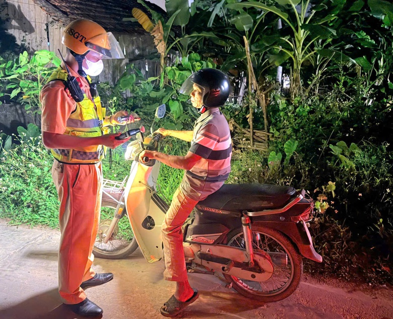 CSGT Bắc Ninh xuy&ecirc;n đ&ecirc;m tr&ecirc;n đường li&ecirc;n x&atilde;, tạo chuyển biến về an to&agrave;n giao th&ocirc;ng- Ảnh 7.