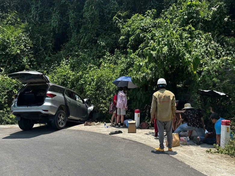 &Ocirc; t&ocirc; con lao xuống mương tho&aacute;t nước b&ecirc;n đường, một người tử vong- Ảnh 1.