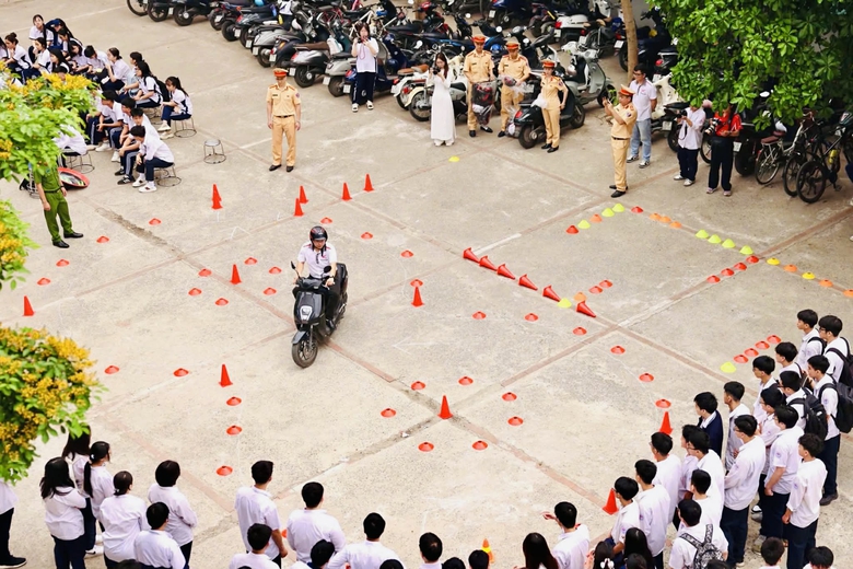 H&agrave; Nội tăng cường gi&aacute;o dục an to&agrave;n giao th&ocirc;ng học đường- Ảnh 14.