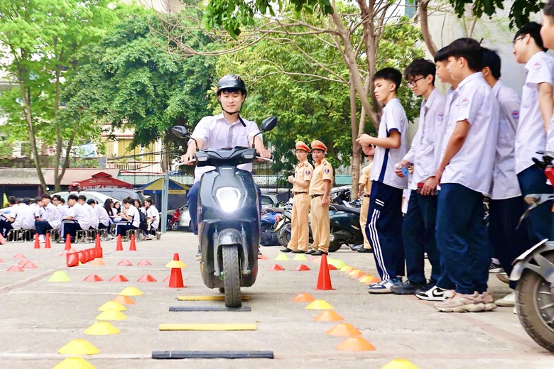 H&agrave; Nội tăng cường gi&aacute;o dục an to&agrave;n giao th&ocirc;ng học đường- Ảnh 12.