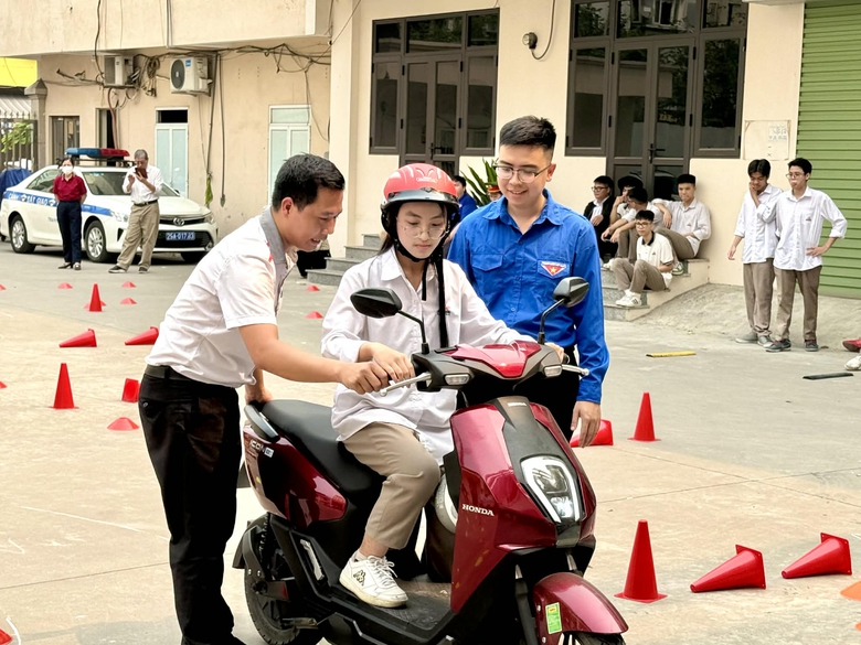 H&agrave; Nội tăng cường gi&aacute;o dục an to&agrave;n giao th&ocirc;ng học đường- Ảnh 8.