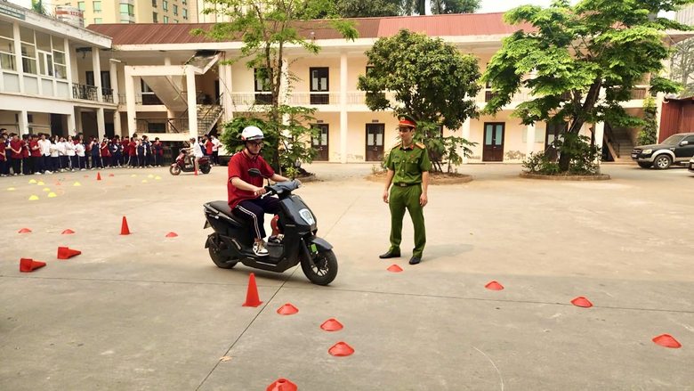 H&agrave; Nội tăng cường gi&aacute;o dục an to&agrave;n giao th&ocirc;ng học đường- Ảnh 2.