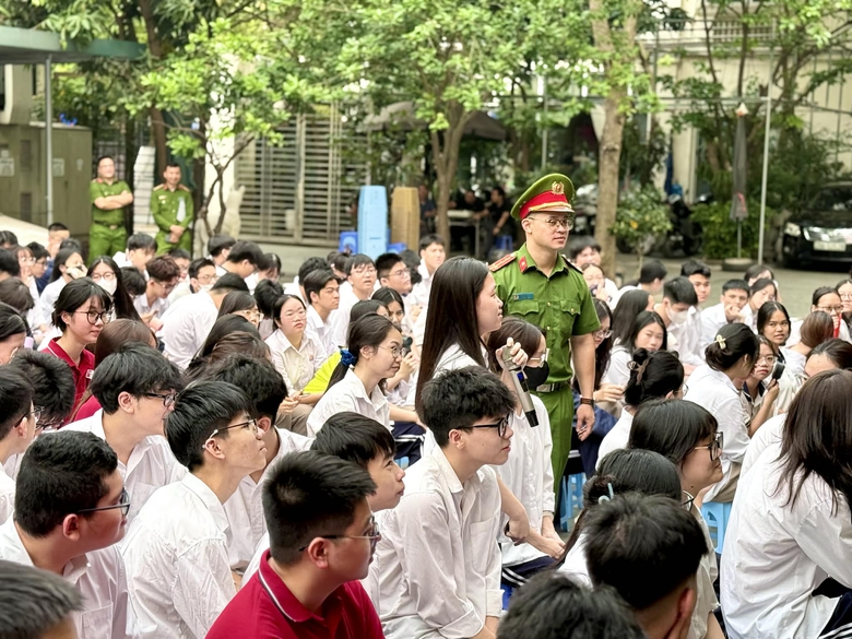 H&agrave; Nội tăng cường gi&aacute;o dục an to&agrave;n giao th&ocirc;ng học đường- Ảnh 9.