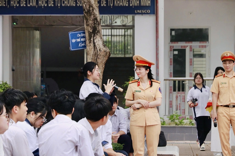 H&agrave; Nội tăng cường gi&aacute;o dục an to&agrave;n giao th&ocirc;ng học đường- Ảnh 11.