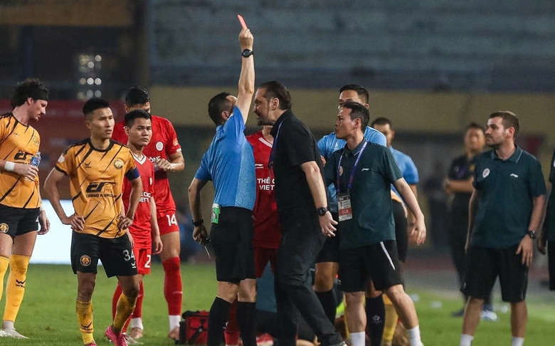 HLV Popov đối diện &aacute;n phạt nặng v&igrave; h&agrave;nh vi n&eacute;m thẻ?- Ảnh 1.