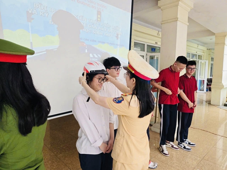 H&agrave; Nội tăng cường gi&aacute;o dục an to&agrave;n giao th&ocirc;ng học đường- Ảnh 10.