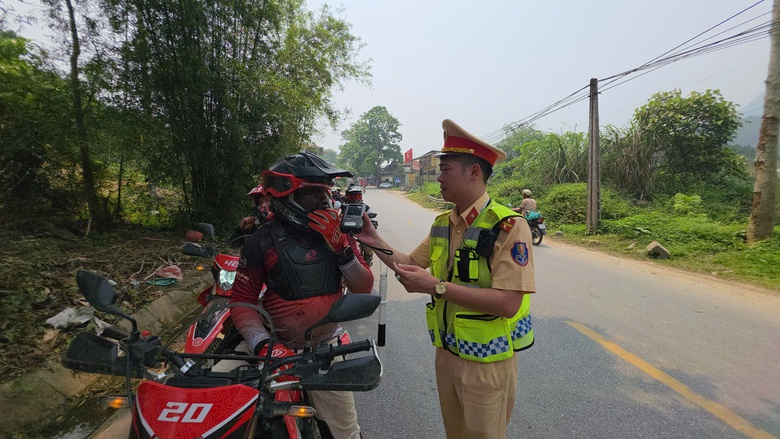Những &ldquo;l&aacute; chắn &aacute;o v&agrave;ng&rdquo; nơi tuyến đường du lịch miền T&acirc;y L&agrave;o Cai- Ảnh 1.
