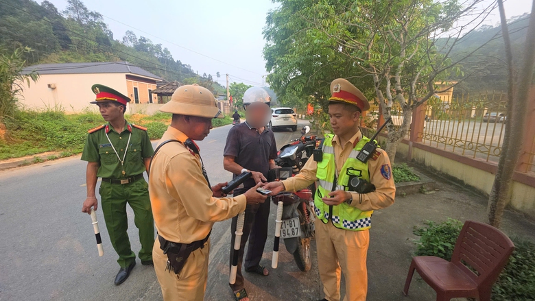 Những &ldquo;l&aacute; chắn &aacute;o v&agrave;ng&rdquo; nơi tuyến đường du lịch miền T&acirc;y L&agrave;o Cai- Ảnh 2.