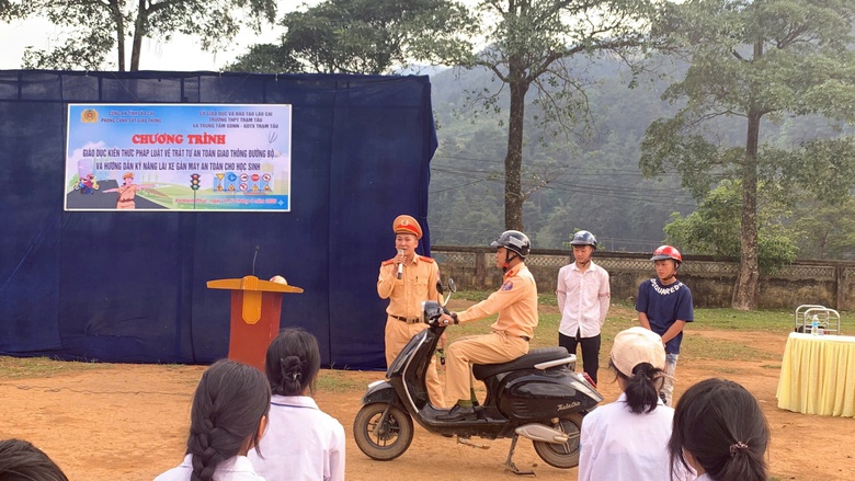 Những &ldquo;l&aacute; chắn &aacute;o v&agrave;ng&rdquo; nơi tuyến đường du lịch miền T&acirc;y L&agrave;o Cai- Ảnh 9.