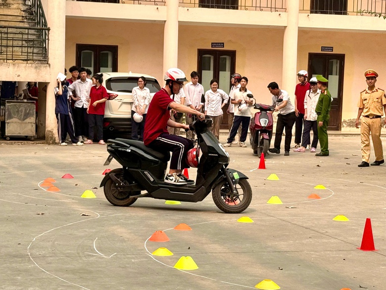 H&agrave; Nội tăng cường gi&aacute;o dục an to&agrave;n giao th&ocirc;ng học đường- Ảnh 6.