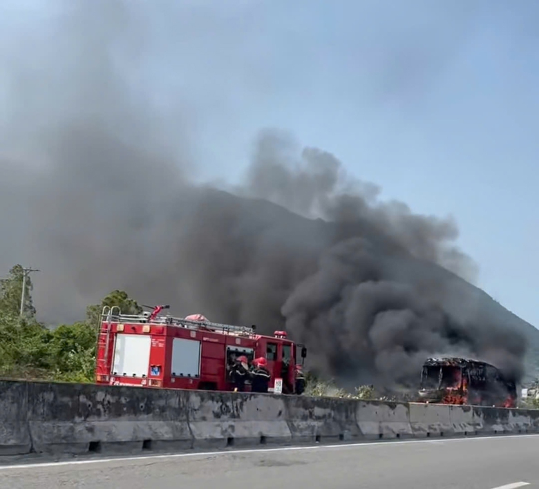 Lửa bao trùm xe khách đang chạy trên quốc lộ 1- Ảnh 2. Lửa bao trùm xe khách đang chạy trên quốc lộ 1- Ảnh 2.