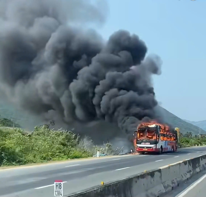 Lửa bao trùm xe khách đang chạy trên quốc lộ 1- Ảnh 1. Lửa bao trùm xe khách đang chạy trên quốc lộ 1- Ảnh 1.