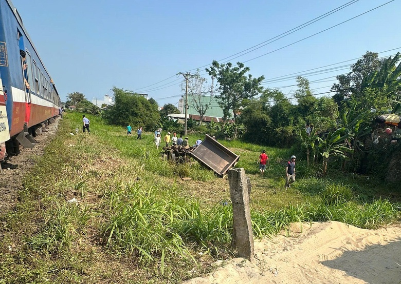 Đắk Lắk: T&agrave;u kh&aacute;ch va chạm xe c&ocirc;ng n&ocirc;ng tại lối đi tự mở khiến một người tử vong- Ảnh 1.