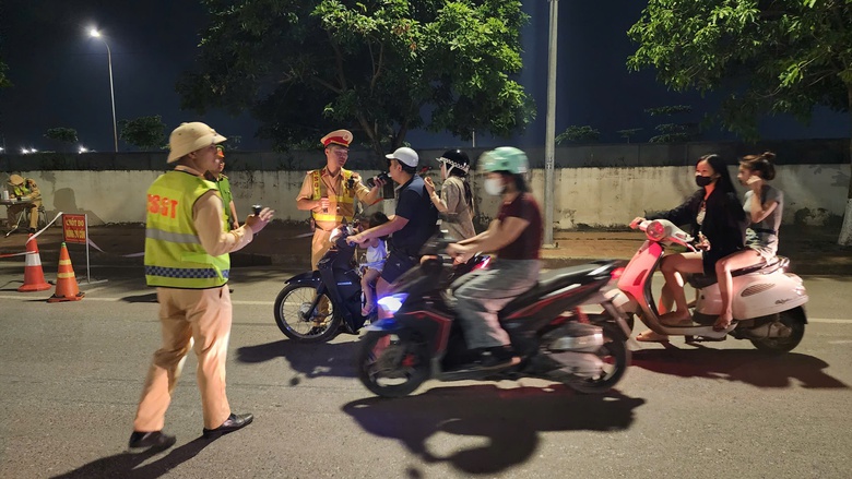 Vi phạm nồng độ cồn, người đi xe đạp xin bỏ qua nhưng vẫn bị xử lý- Ảnh 20. Vi phạm nồng độ cồn, người đi xe đạp xin bỏ qua nhưng vẫn bị xử lý- Ảnh 20.