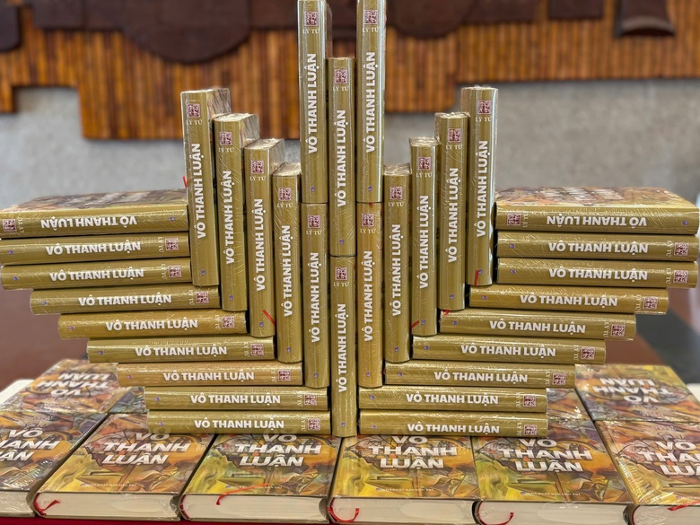 T&aacute;c giả L&yacute; Tứ ra mắt t&aacute;c phẩm ''V&ocirc; thanh luận'' v&agrave; tập thơ ''Nhặt nhạnh''- Ảnh 1.