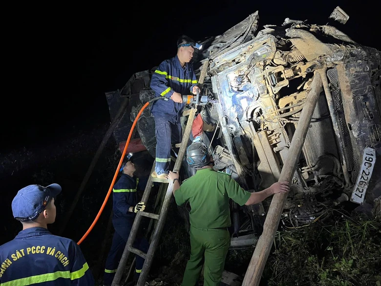 Tuyên Quang: Giải cứu tài xế mắc kẹt trong xe rơi xuống vực sâu- Ảnh 2. Tuyên Quang: Giải cứu tài xế mắc kẹt trong xe rơi xuống vực sâu- Ảnh 2.