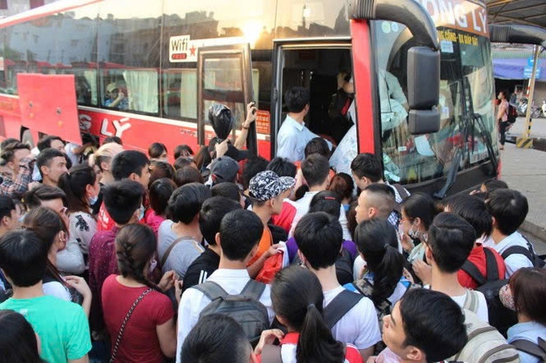 Lễ 30/4 cận kề: Bến xe H&agrave; Nội k&iacute;ch hoạt cao điểm vận tải h&agrave;nh kh&aacute;ch- Ảnh 1.