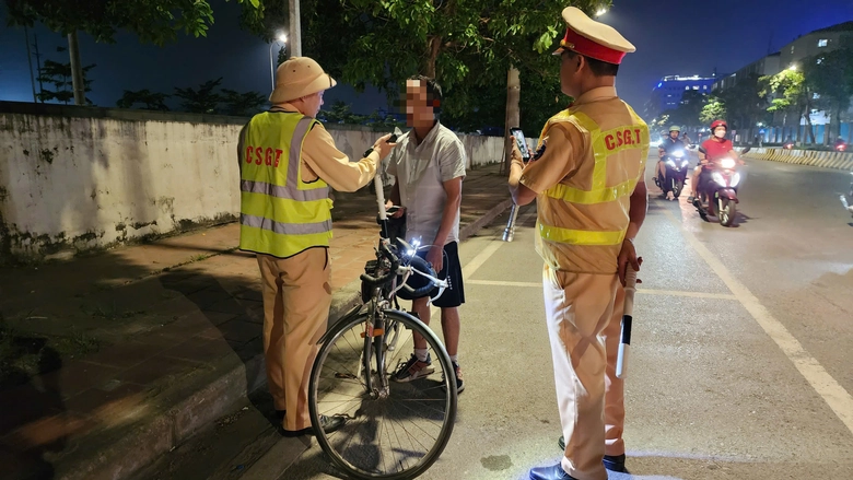Vi phạm nồng độ cồn, người đi xe đạp xin bỏ qua nhưng vẫn bị xử lý- Ảnh 3. Vi phạm nồng độ cồn, người đi xe đạp xin bỏ qua nhưng vẫn bị xử lý- Ảnh 3.