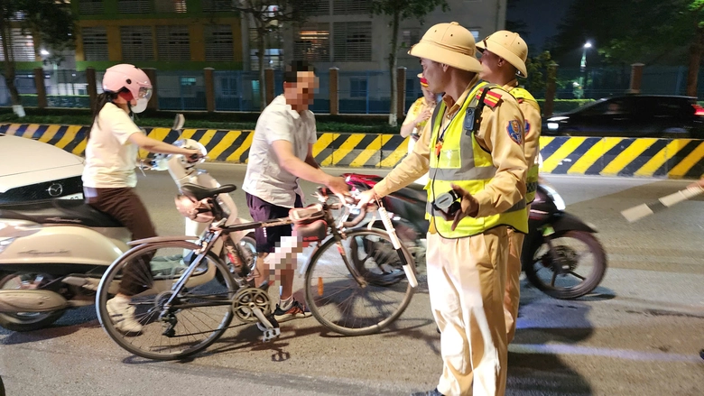 Vi phạm nồng độ cồn, người đi xe đạp xin bỏ qua nhưng vẫn bị xử lý- Ảnh 13. Vi phạm nồng độ cồn, người đi xe đạp xin bỏ qua nhưng vẫn bị xử lý- Ảnh 13.