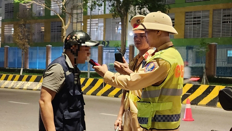 Vi phạm nồng độ cồn, người đi xe đạp xin bỏ qua nhưng vẫn bị xử lý- Ảnh 6. Vi phạm nồng độ cồn, người đi xe đạp xin bỏ qua nhưng vẫn bị xử lý- Ảnh 6.