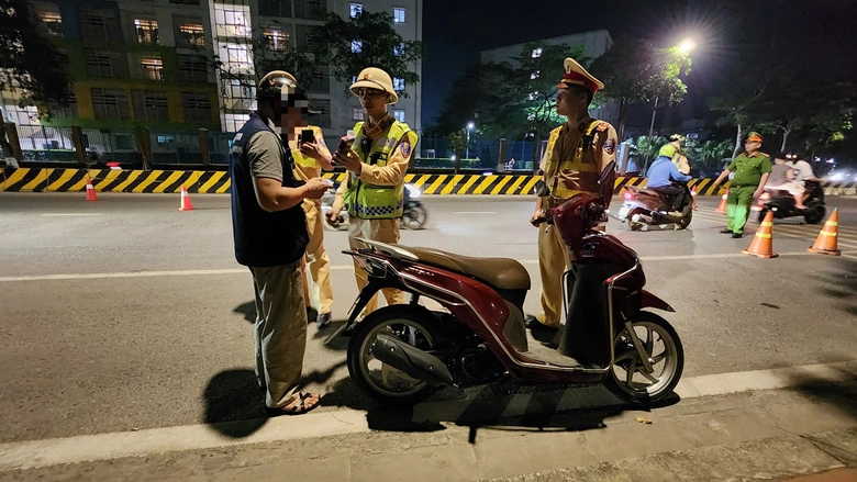 Vi phạm nồng độ cồn, người đi xe đạp xin bỏ qua nhưng vẫn bị xử lý- Ảnh 5. Vi phạm nồng độ cồn, người đi xe đạp xin bỏ qua nhưng vẫn bị xử lý- Ảnh 5.