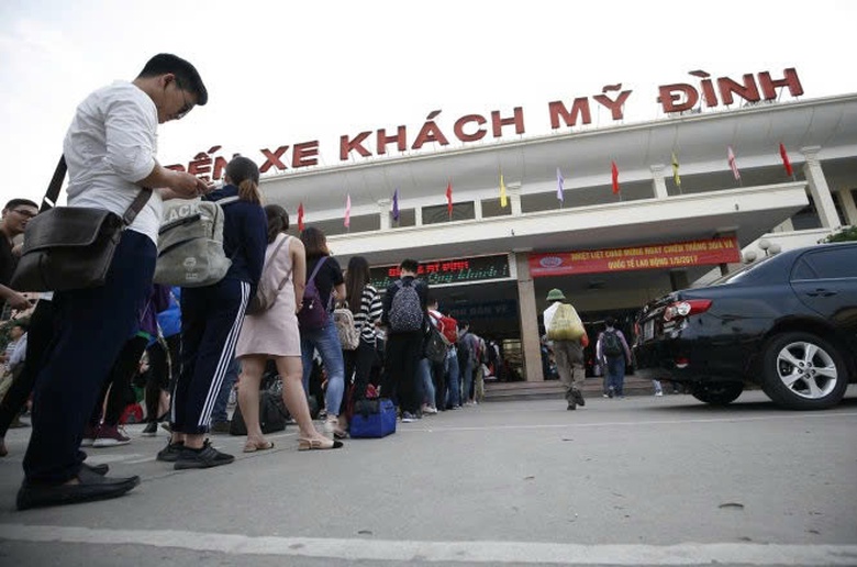 Lễ 30/4 cận kề: Bến xe H&agrave; Nội k&iacute;ch hoạt cao điểm vận tải h&agrave;nh kh&aacute;ch- Ảnh 2.