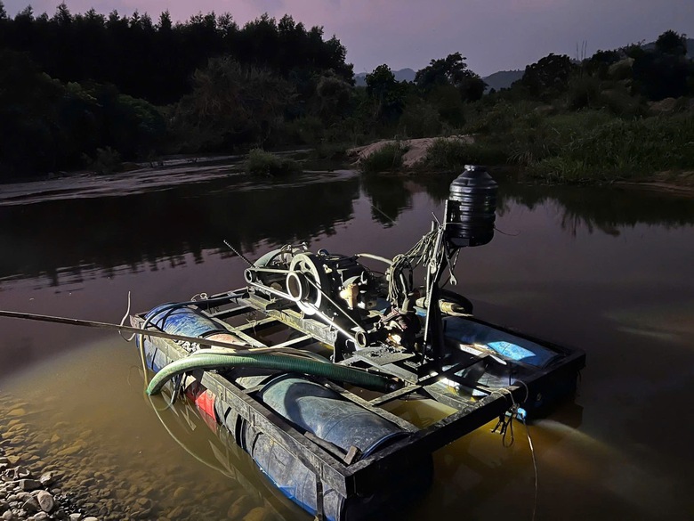 Kh&aacute;nh H&ograve;a: Bắt quả tang nh&oacute;m h&uacute;t c&aacute;t tr&aacute;i ph&eacute;p, tạm giữ 4 phương tiện- Ảnh 2.