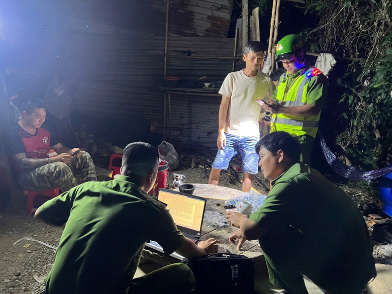 Kh&aacute;nh H&ograve;a: Bắt quả tang nh&oacute;m h&uacute;t c&aacute;t tr&aacute;i ph&eacute;p, tạm giữ 4 phương tiện- Ảnh 1.